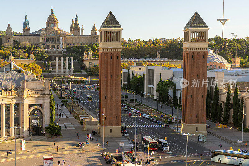 广场d 'Espanya。中央广场毗邻建筑地标，有喷泉表演，购物和一个竞技场。